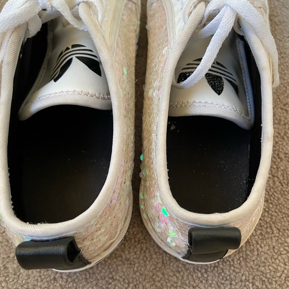 Adidas Kids white sneakers size 6 - Picture 5 of 9